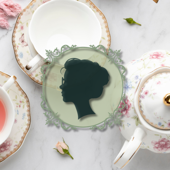 Tekopper og tekande i baggrunden og Miss Wiinholts logo i forgrunden