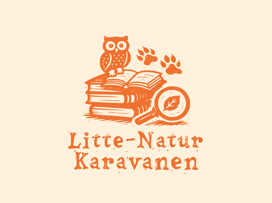 Et logo med en ugle, der sidder på en stak bøger. Ved siden af et forstørrelsesglas med et blad indeni og to spor efter poter.